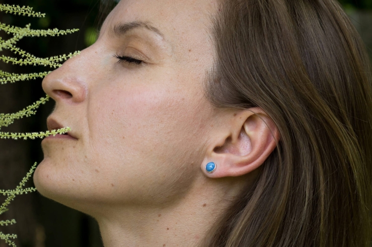 Srebrne sztyfty z niebieskim opalem