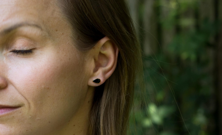 Pozłacane sztyfty z czarnym onyksem w kształcie łezki