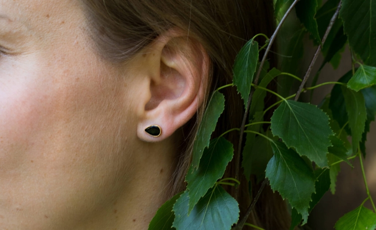 Pozłacane sztyfty z czarnym onyksem w kształcie łezki