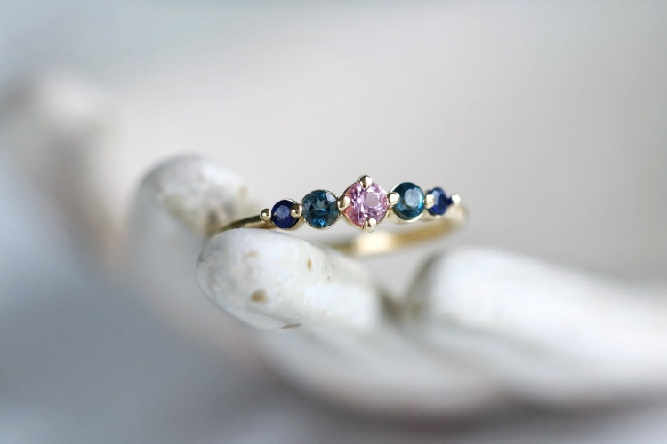 Złoty pierścionek z 5 kamieniami - Blask zmierzchu