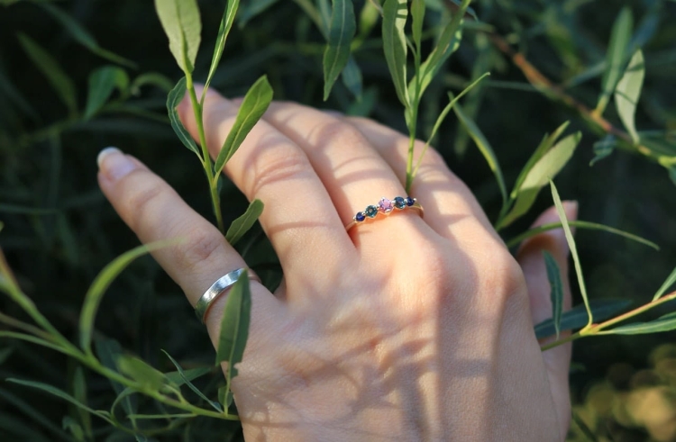 Złoty pierścionek z 5 kamieniami - Blask zmierzchu