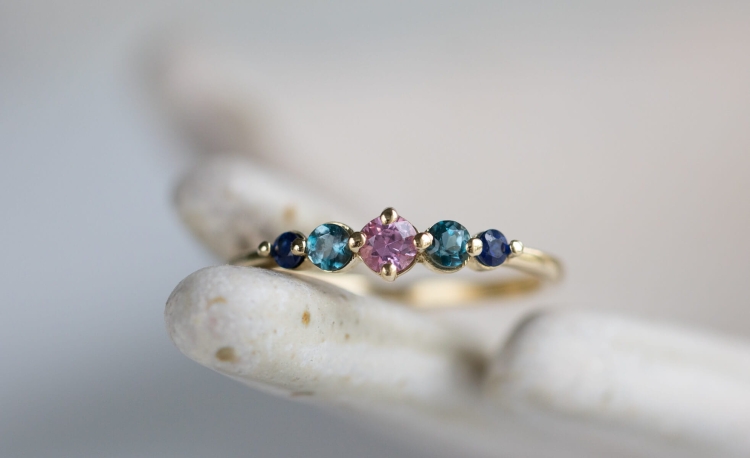 Złoty pierścionek z 5 kamieniami - Blask zmierzchu