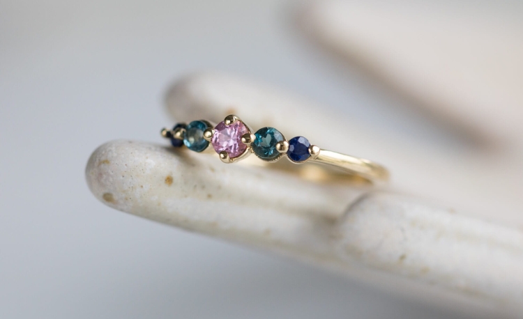 Złoty pierścionek z 5 kamieniami - Blask zmierzchu