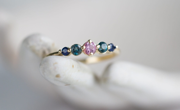 Złoty pierścionek z 5 kamieniami - Blask zmierzchu