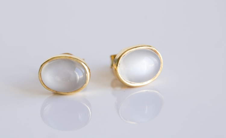 Mleczny kamień księżycowy w pozłacanej oprawie