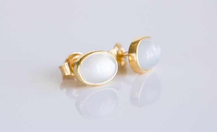 Mleczny kamień księżycowy w pozłacanej oprawie