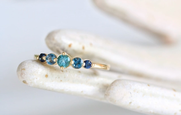 Złoty pierścionek z 5 kamieniami - Migotanie morza