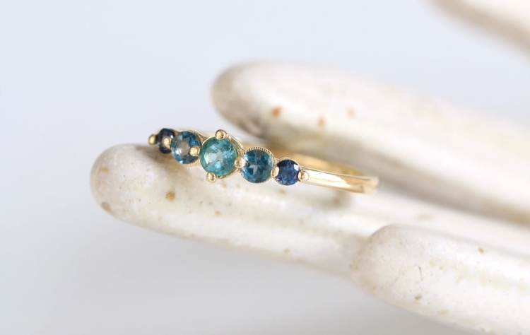 Złoty pierścionek z 5 kamieniami - Migotanie morza