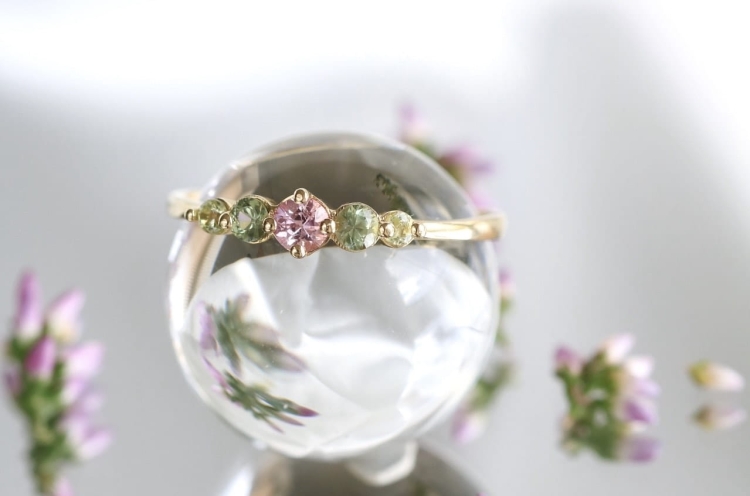 Mgnienie lata - złoty pierścionek z 5 kamieniami