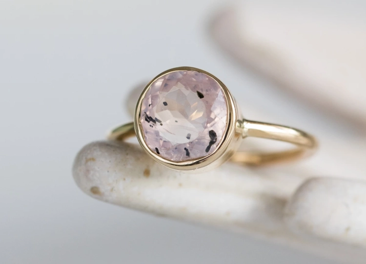 Pierścionek z okrągłym kwarcem różowym z inkluzjami