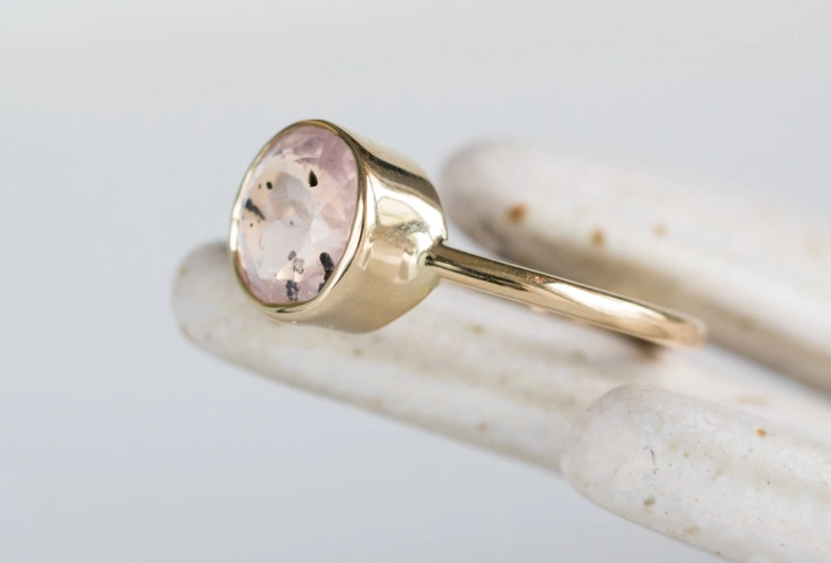 Pierścionek z kwarcem różowym z diopsydem