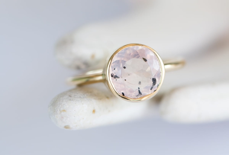 Pierścionek z okrągłym kwarcem różowym z diopsydem