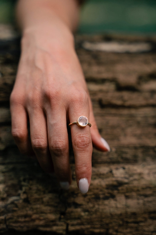 Pierścionek z okrągłym kwarcem różowym na dłoni