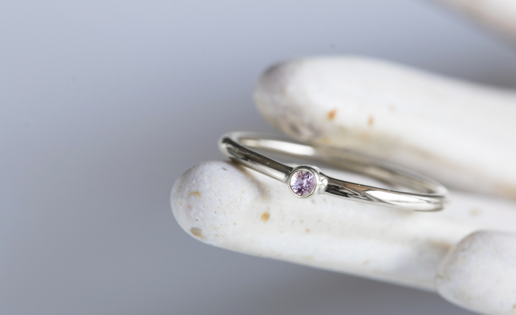 Srebrny pierścionek MINI z różowym szafirem 2,0mm