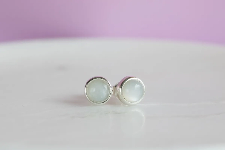 Srebrne kolczyki z mlecznym kamieniem księżycowym