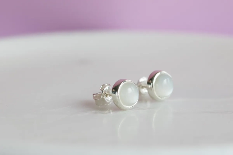 Srebrne kolczyki z mlecznym kamieniem księżycowym