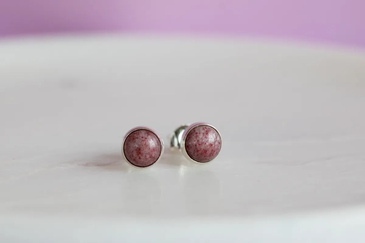 Srebrne sztyfty z różanym thulitem