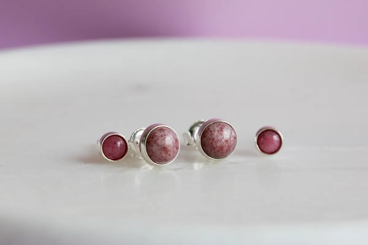 Srebrne sztyfty z różanym thulitem