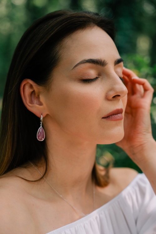 Srebrne kolczyki wiszące z różowymi szafirami