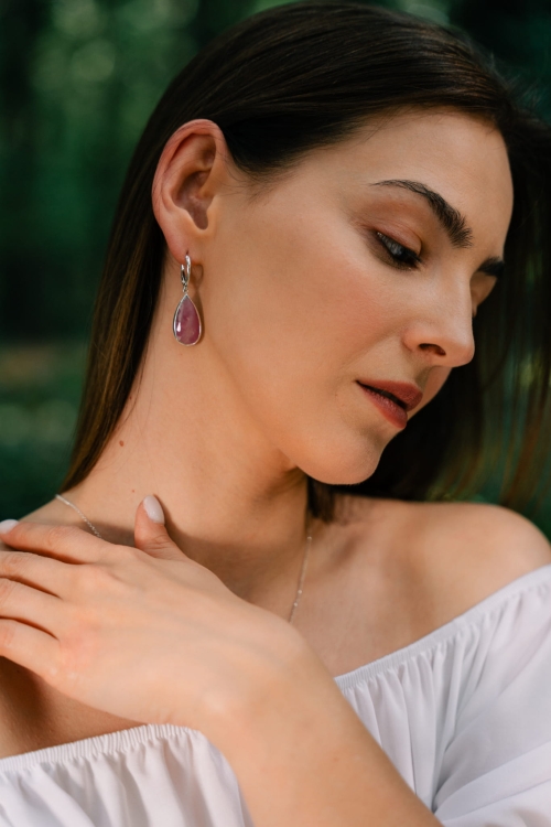 Srebrne kolczyki wiszące z różowymi szafirami