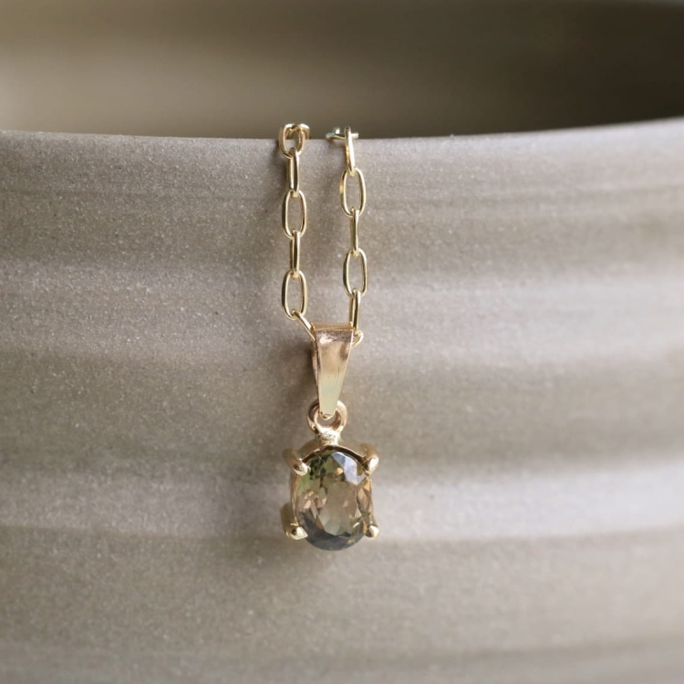 Naszyjnik z turmalinem w kolorach ziemi