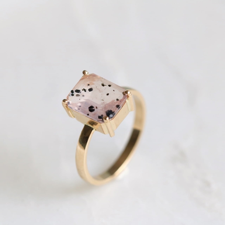 Pierścionek z prostokątnym kwarcem różowym z diopsydem