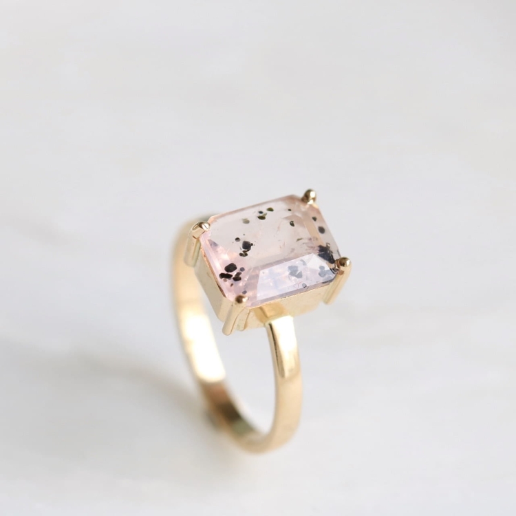 Pierścionek z prostokątnym kwarcem różowym z diopsydem