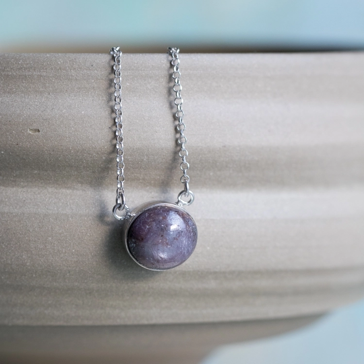 Srebrny naszyjnik z rubinem gwiaździstym