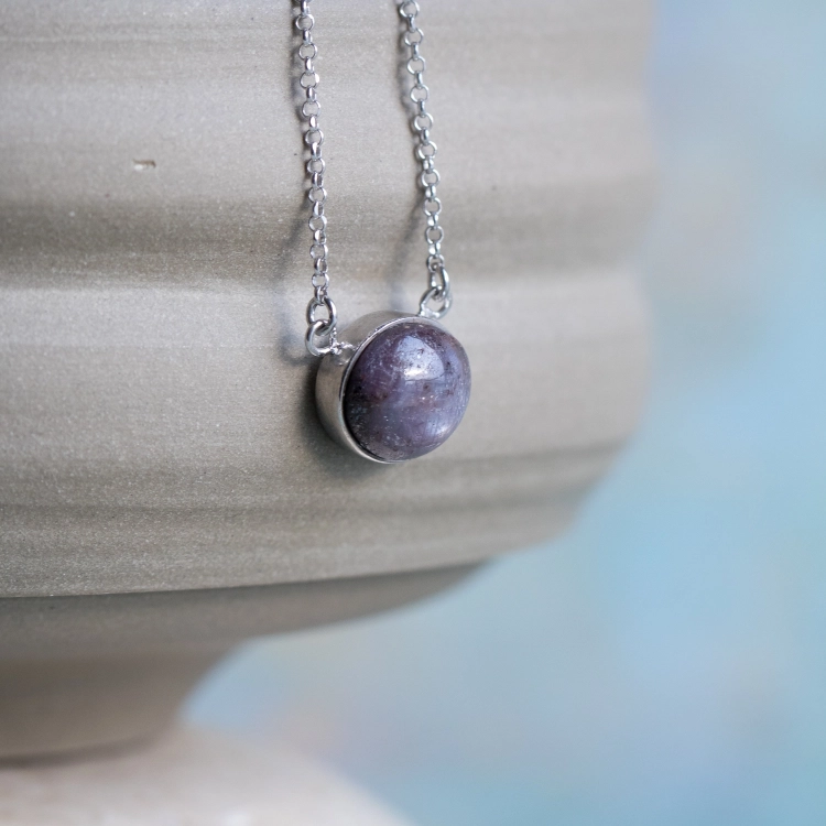 Srebrny naszyjnik z rubinem gwiaździstym