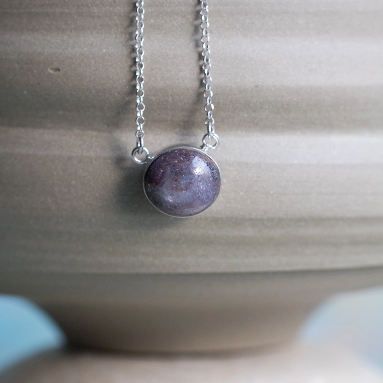 Srebrny naszyjnik z rubinem gwiaździstym