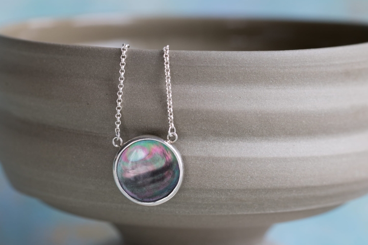 Srebrny naszyjnik z czarną muszlą