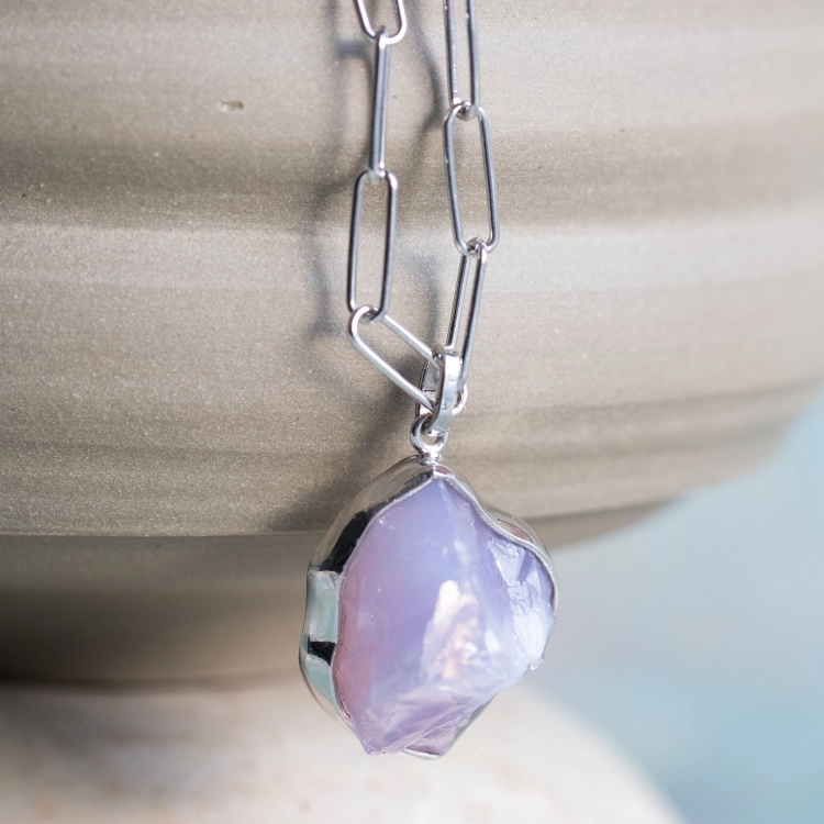 Srebrny naszyjnik z surowym kwarcem lawendowym