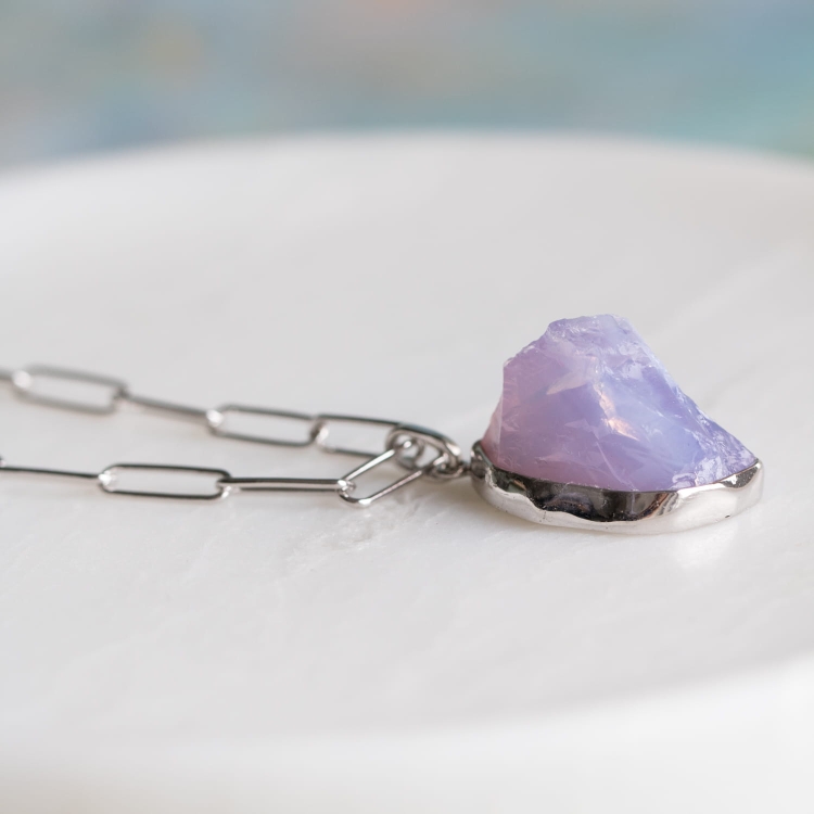 Srebrny naszyjnik z surowym kwarcem lawendowym