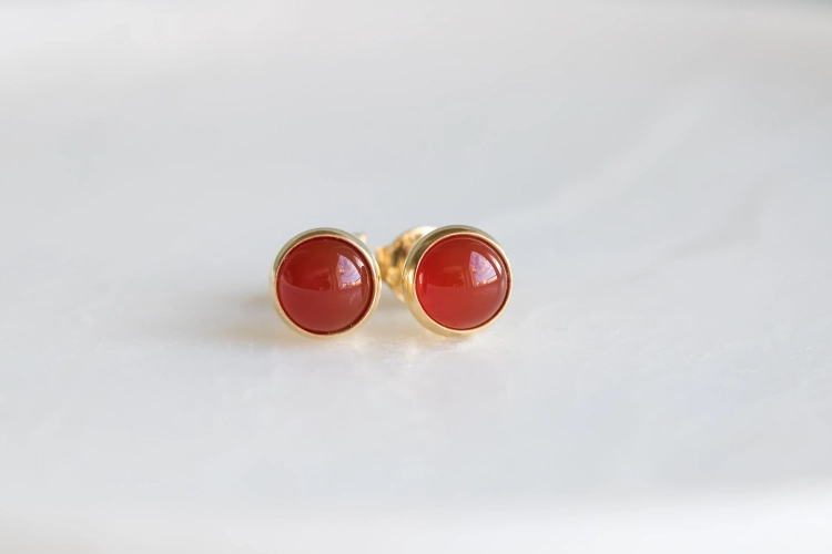 Złocone kolczyki z czerwonym karneolem