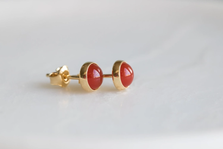 Złocone kolczyki z czerwonym karneolem