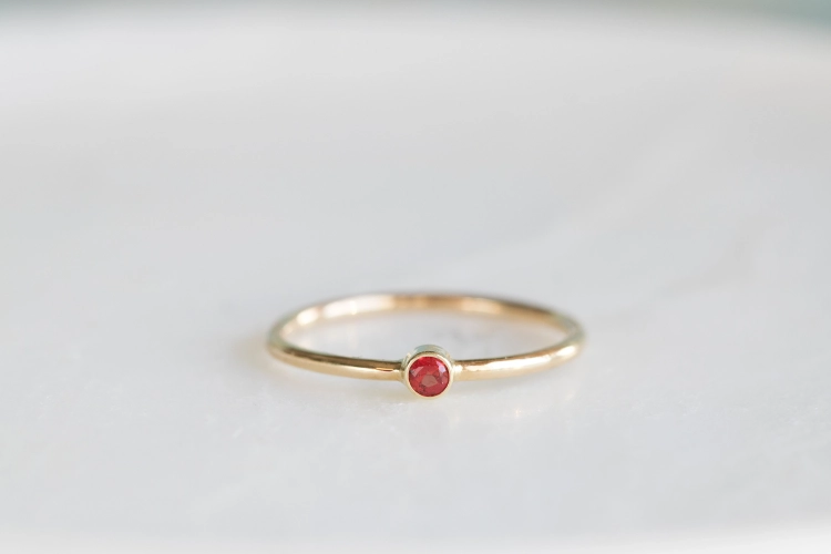 Złoty pierścionek MINI z pomarańczowo-czerwonym szafirem