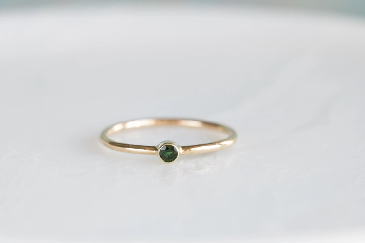 Złoty pierścionek MINI z zielonym turmalinem