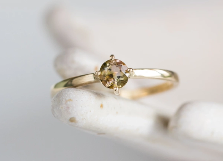 Złoty pierścionek z turmalinem w kolorach ziemi