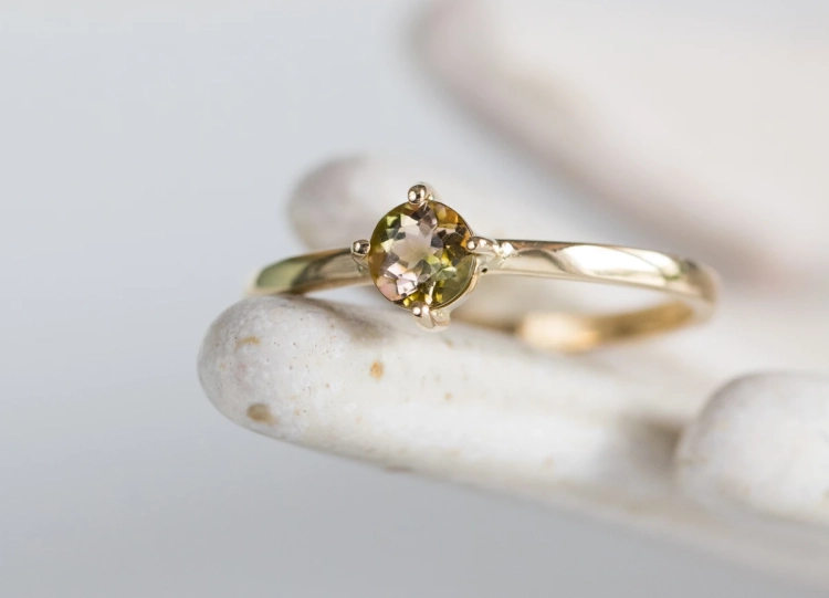 Złoty pierścionek z turmalinem w kolorach ziemi