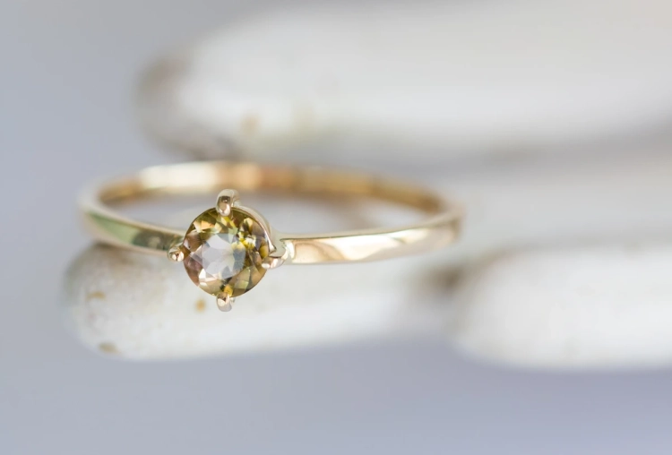 Złoty pierścionek z turmalinem w kolorach ziemi