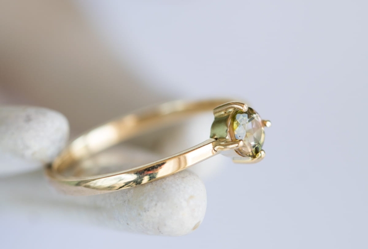 Złoty pierścionek z turmalinem w kolorach ziemi