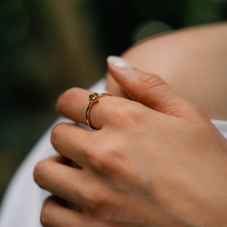 Złoty pierścionek z turmalinem w kolorach ziemi