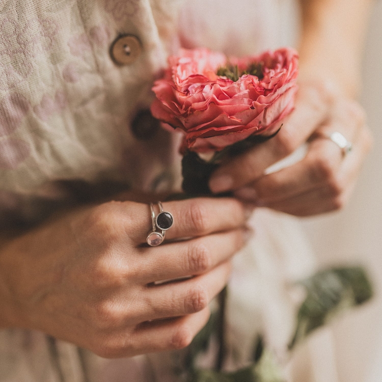 Srebrny pierścionek z okrągłym obsydianem srebrzystym