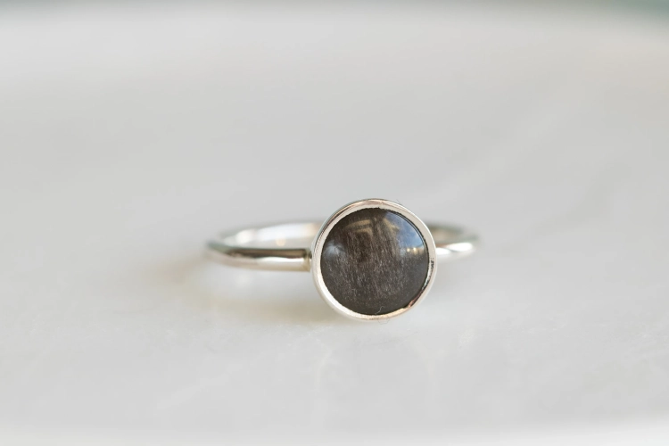 Srebrny pierścionek z okrągłym obsydianem srebrzystym