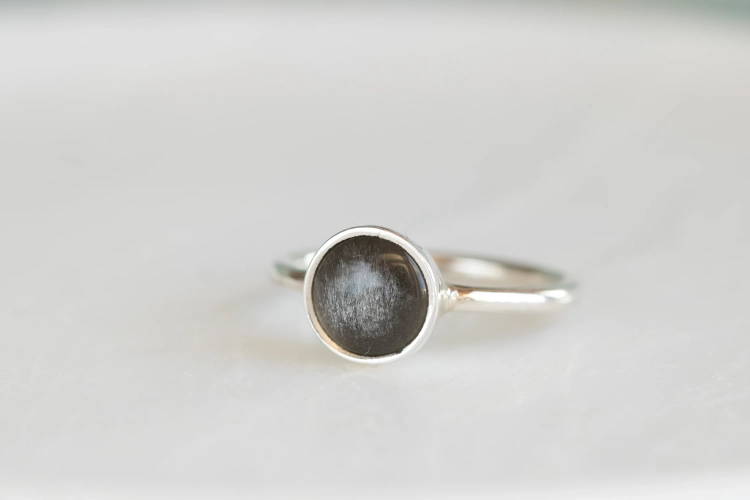 Srebrny pierścionek z okrągłym obsydianem srebrzystym