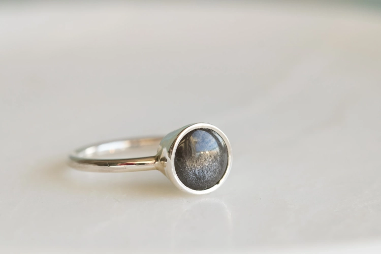 Srebrny pierścionek z okrągłym obsydianem srebrzystym