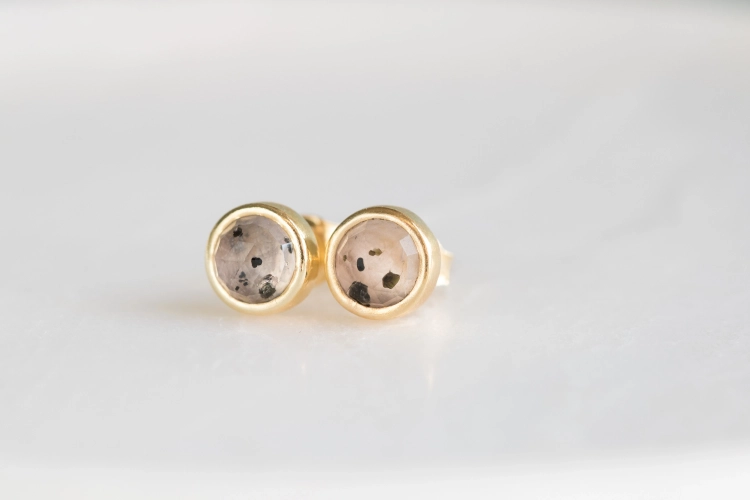 Kwarc różowy z diopsydem fasetowany - złocone sztyfty