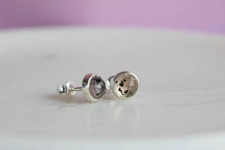 Kwarc różowy z diopsydem fasetowany - srebrne sztyfty