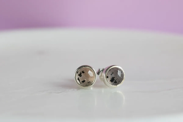 Kwarc różowy z diopsydem fasetowany - srebrne sztyfty