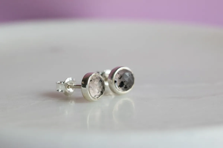 Kwarc różowy z diopsydem fasetowany - srebrne sztyfty